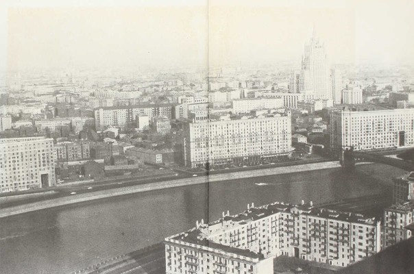 Кассиль Л., Томин Г. У нас в Москве. М.: Детлит, 1970.